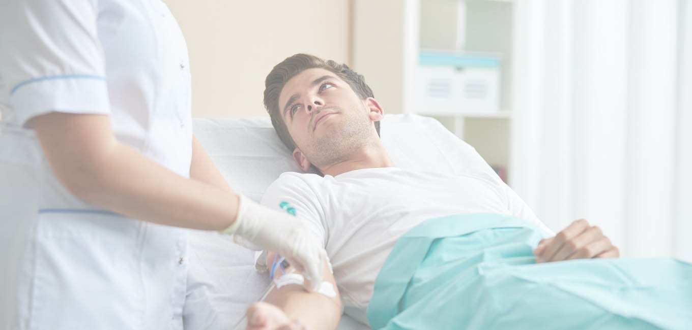 Мужчина на медицинской кушетке